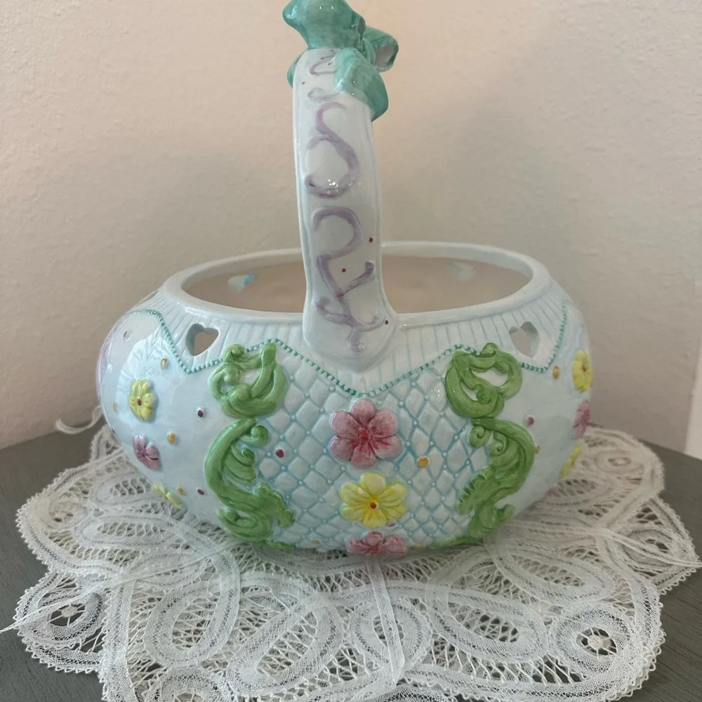 Vintage Ceramic Easter
Basket- Beautiful with bow - Picture 2 of 2